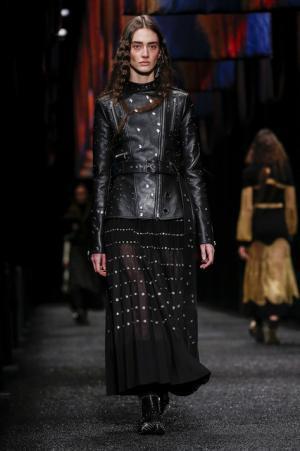 アレキサンダー・マックイーン、神秘の街に思いを馳せて【2017-18秋冬ウィメンズ】