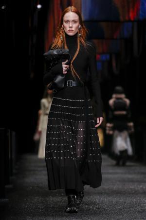 アレキサンダー・マックイーン、神秘の街に思いを馳せて【2017-18秋冬ウィメンズ】