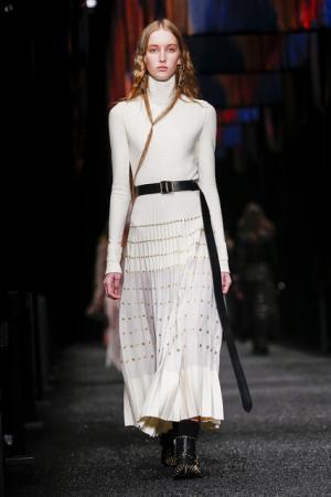 アレキサンダー・マックイーン、神秘の街に思いを馳せて【2017-18秋冬ウィメンズ】