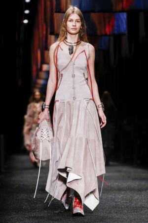 アレキサンダー・マックイーン、神秘の街に思いを馳せて【2017-18秋冬ウィメンズ】