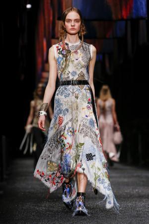 アレキサンダー・マックイーン、神秘の街に思いを馳せて【2017-18秋冬ウィメンズ】