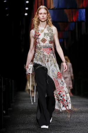 アレキサンダー・マックイーン、神秘の街に思いを馳せて【2017-18秋冬ウィメンズ】