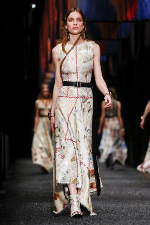 アレキサンダー・マックイーン、神秘の街に思いを馳せて【2017-18秋冬ウィメンズ】