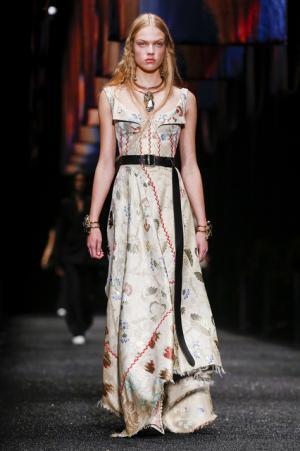 アレキサンダー・マックイーン、神秘の街に思いを馳せて【2017-18秋冬ウィメンズ】