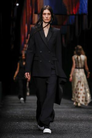 アレキサンダー・マックイーン、神秘の街に思いを馳せて【2017-18秋冬ウィメンズ】