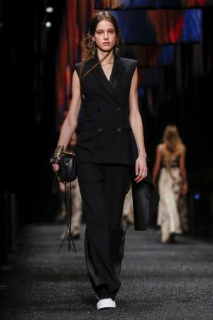 アレキサンダー・マックイーン、神秘の街に思いを馳せて【2017-18秋冬ウィメンズ】