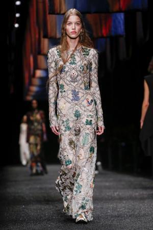 アレキサンダー・マックイーン、神秘の街に思いを馳せて【2017-18秋冬ウィメンズ】