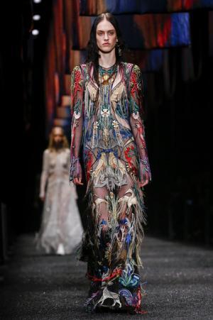 アレキサンダー・マックイーン、神秘の街に思いを馳せて【2017-18秋冬ウィメンズ】