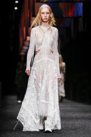 アレキサンダー・マックイーン、神秘の街に思いを馳せて【2017-18秋冬ウィメンズ】