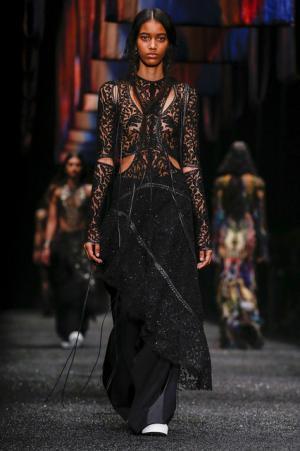 アレキサンダー・マックイーン、神秘の街に思いを馳せて【2017-18秋冬ウィメンズ】