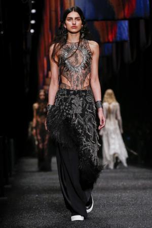 アレキサンダー・マックイーン、神秘の街に思いを馳せて【2017-18秋冬ウィメンズ】