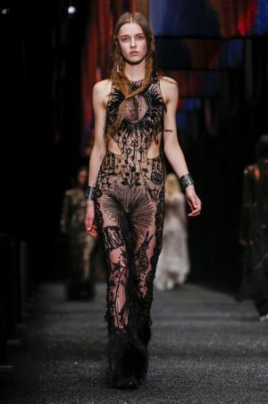 アレキサンダー・マックイーン、神秘の街に思いを馳せて【2017-18秋冬ウィメンズ】