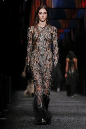 アレキサンダー・マックイーン、神秘の街に思いを馳せて【2017-18秋冬ウィメンズ】