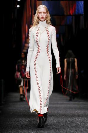 アレキサンダー・マックイーン、神秘の街に思いを馳せて【2017-18秋冬ウィメンズ】