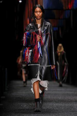 アレキサンダー・マックイーン、神秘の街に思いを馳せて【2017-18秋冬ウィメンズ】