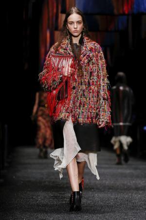 アレキサンダー・マックイーン、神秘の街に思いを馳せて【2017-18秋冬ウィメンズ】