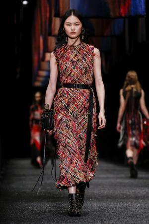 アレキサンダー・マックイーン、神秘の街に思いを馳せて【2017-18秋冬ウィメンズ】