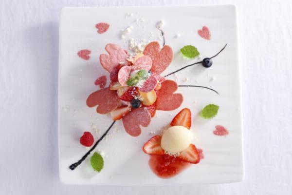 資生堂パーラーから桜をイメージしたデザートが登場。福岡県産苺“やよい姫”で豪華な桜を演出