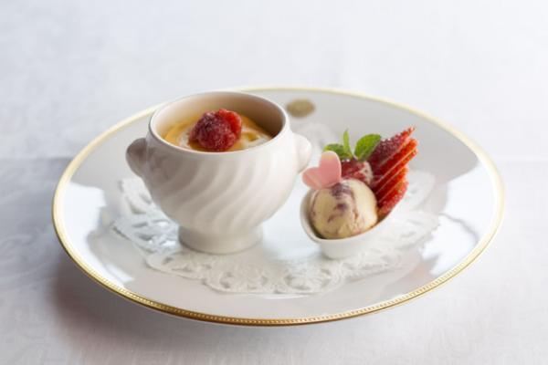 資生堂パーラーから桜をイメージしたデザートが登場。福岡県産苺“やよい姫”で豪華な桜を演出