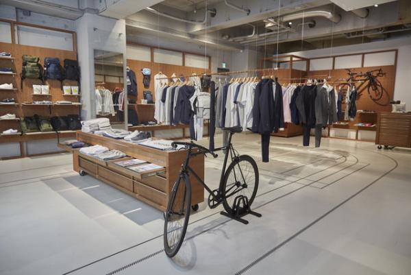 ルコック原宿店がアーバンサイクル・ライフスタイルショップにリブランディングオープン、店舗デザインは谷尻誠