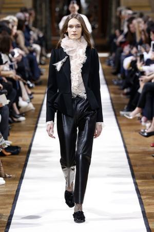 ランバン、フェミニンをエモーショナルに【2017-18秋冬ウィメンズ】