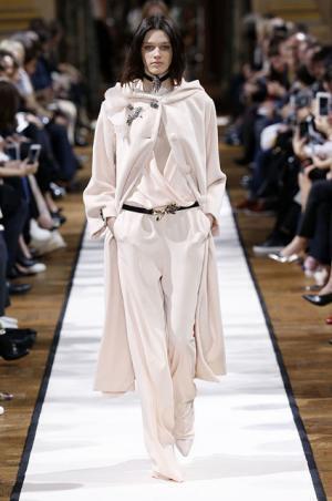 ランバン、フェミニンをエモーショナルに【2017-18秋冬ウィメンズ】