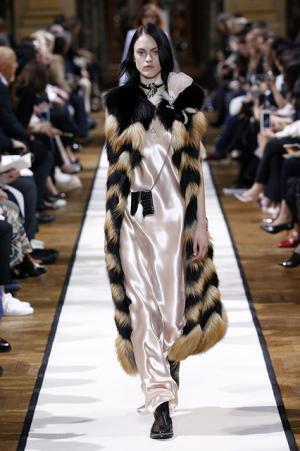 ランバン、フェミニンをエモーショナルに【2017-18秋冬ウィメンズ】