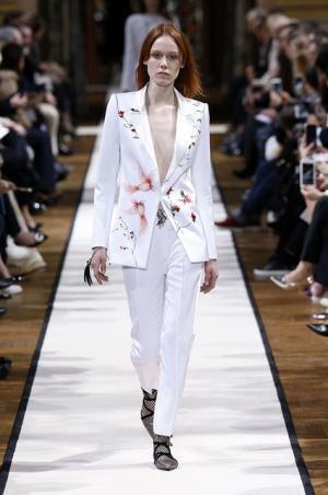 ランバン、フェミニンをエモーショナルに【2017-18秋冬ウィメンズ】