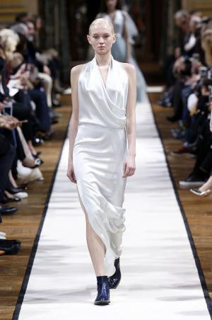 ランバン、フェミニンをエモーショナルに【2017-18秋冬ウィメンズ】