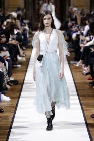 ランバン、フェミニンをエモーショナルに【2017-18秋冬ウィメンズ】