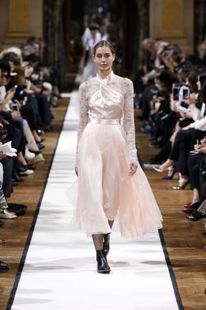 ランバン、フェミニンをエモーショナルに【2017-18秋冬ウィメンズ】