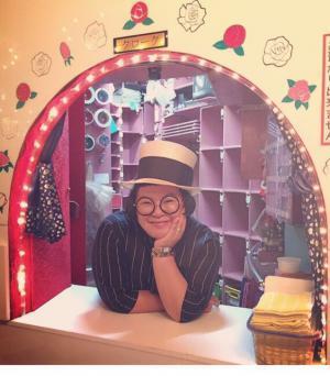 新宿伊勢丹に“スナック”が出現!?トリンカアンプリュアンの3人が“ママ”に扮してファッションを提案