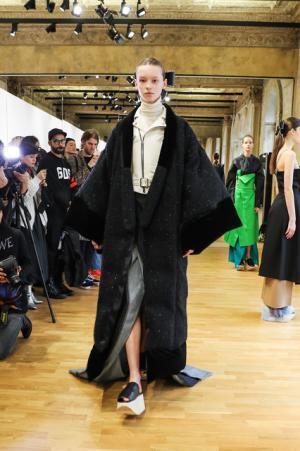 ビューティフルピープル、パリデビューで魅せた新・日本の定番【2017-18秋冬ウィメンズ】