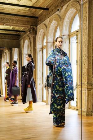 ビューティフルピープル、パリデビューで魅せた新・日本の定番【2017-18秋冬ウィメンズ】