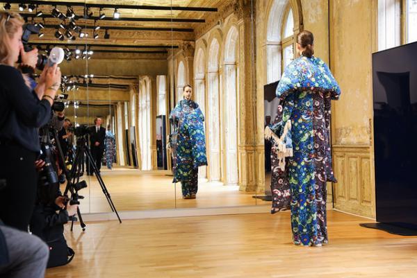 ビューティフルピープル、パリデビューで魅せた新・日本の定番【2017-18秋冬ウィメンズ】