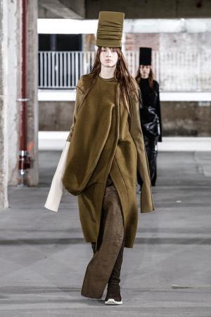 リック・オウエンス、70年代の旋風を再び【2017-18秋冬ウィメンズ】