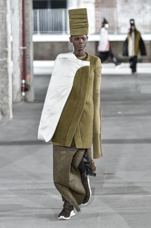 リック・オウエンス、70年代の旋風を再び【2017-18秋冬ウィメンズ】