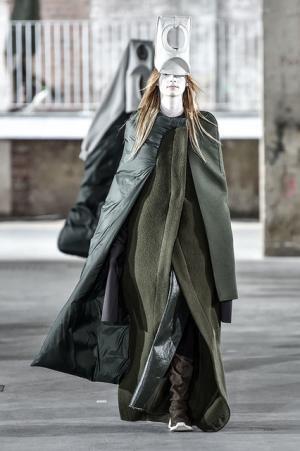 リック・オウエンス、70年代の旋風を再び【2017-18秋冬ウィメンズ】