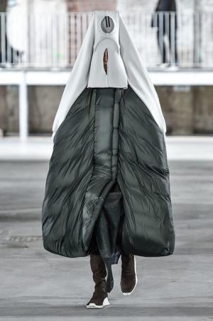 リック・オウエンス、70年代の旋風を再び【2017-18秋冬ウィメンズ】