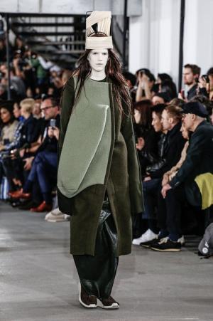 リック・オウエンス、70年代の旋風を再び【2017-18秋冬ウィメンズ】