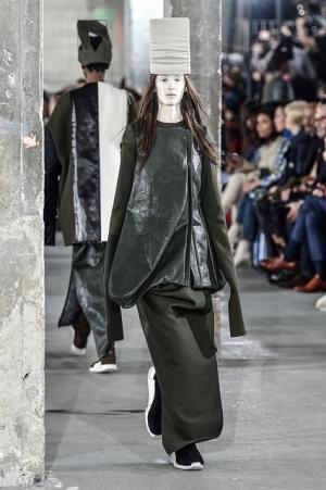 リック・オウエンス、70年代の旋風を再び【2017-18秋冬ウィメンズ】