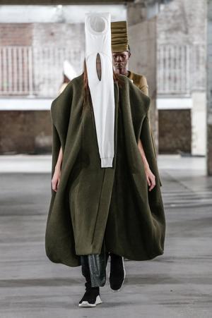 リック・オウエンス、70年代の旋風を再び【2017-18秋冬ウィメンズ】