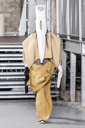 リック・オウエンス、70年代の旋風を再び【2017-18秋冬ウィメンズ】