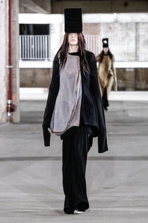 リック・オウエンス、70年代の旋風を再び【2017-18秋冬ウィメンズ】