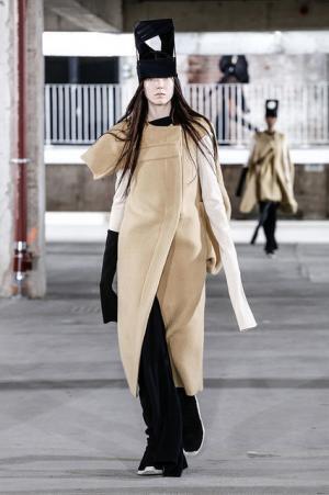 リック・オウエンス、70年代の旋風を再び【2017-18秋冬ウィメンズ】