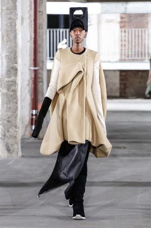 リック・オウエンス、70年代の旋風を再び【2017-18秋冬ウィメンズ】