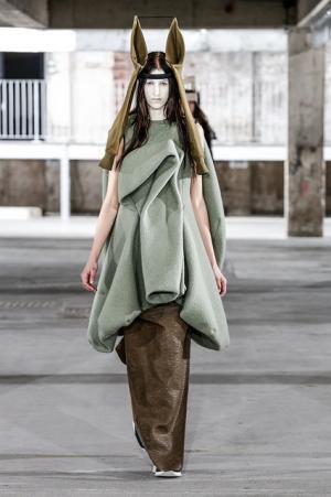 リック・オウエンス、70年代の旋風を再び【2017-18秋冬ウィメンズ】