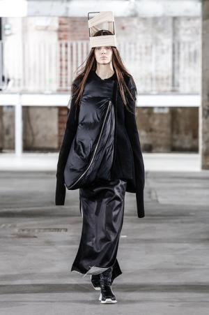 リック・オウエンス、70年代の旋風を再び【2017-18秋冬ウィメンズ】