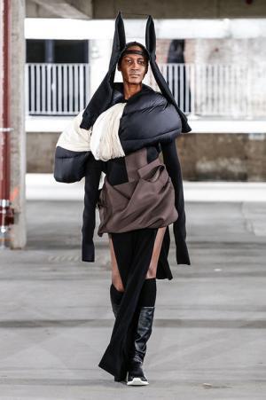 リック・オウエンス、70年代の旋風を再び【2017-18秋冬ウィメンズ】