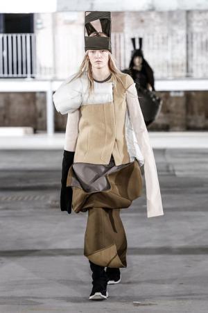 リック・オウエンス、70年代の旋風を再び【2017-18秋冬ウィメンズ】